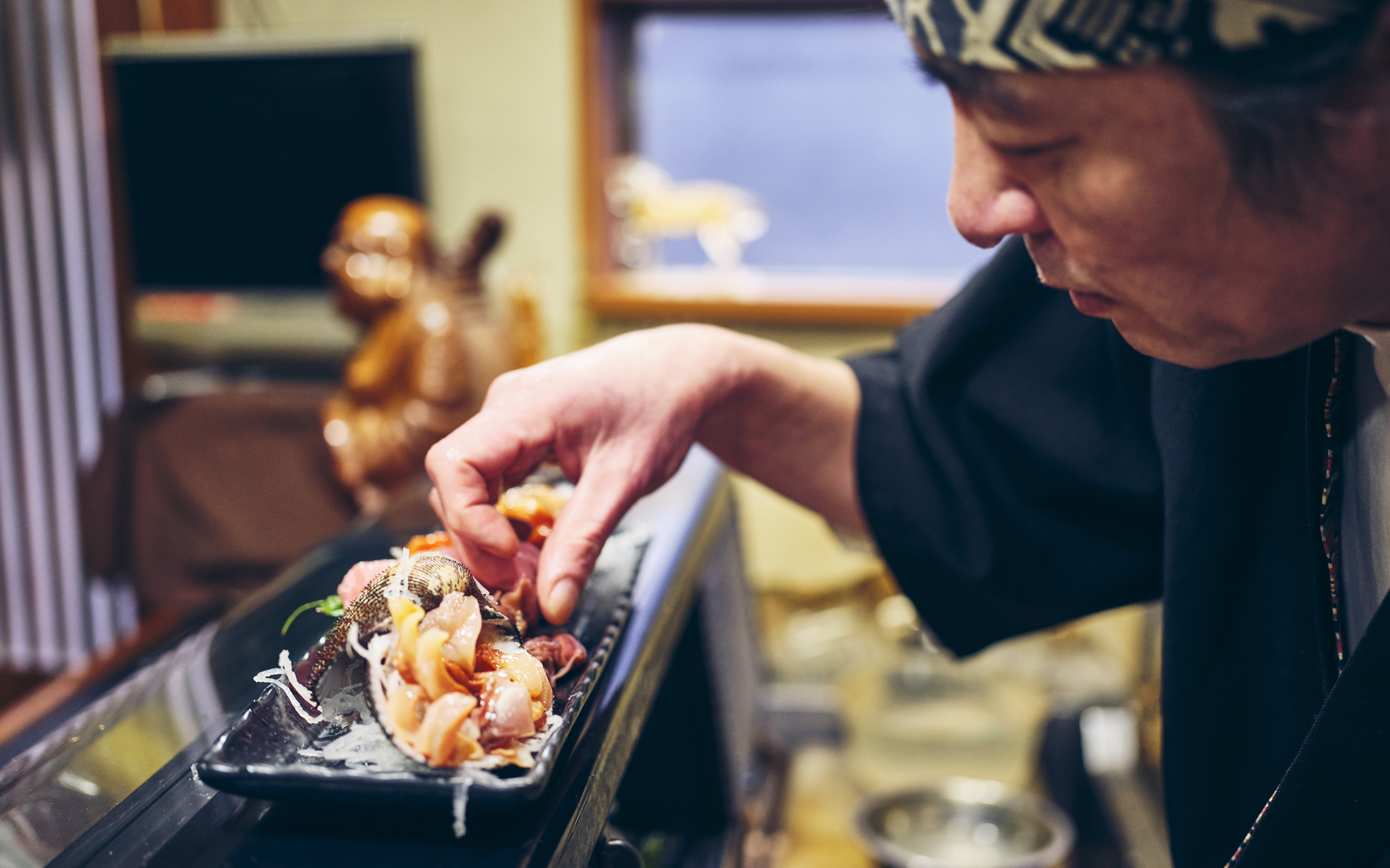 A master plates sushi - Japan Culinary Tour